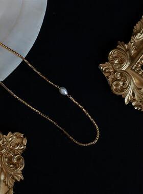 A simple U.S.-American sense of natural pearl necklaces.