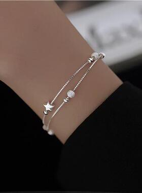 Two-story starring bracelets were designed in a chilly fashi