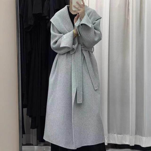 Reversible woolen coat with hooded hood and large lapels