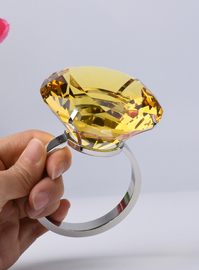 轻奢婚礼求婚超大钻戒