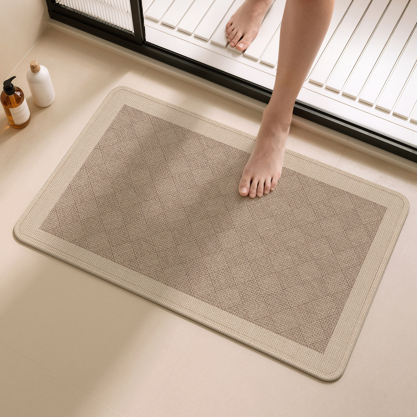 New bathroom floor mats are water-absorbent, quick-drying, non-slip and anti-bacterial