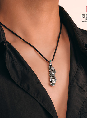 宫匠造办平安虎足银吊坠