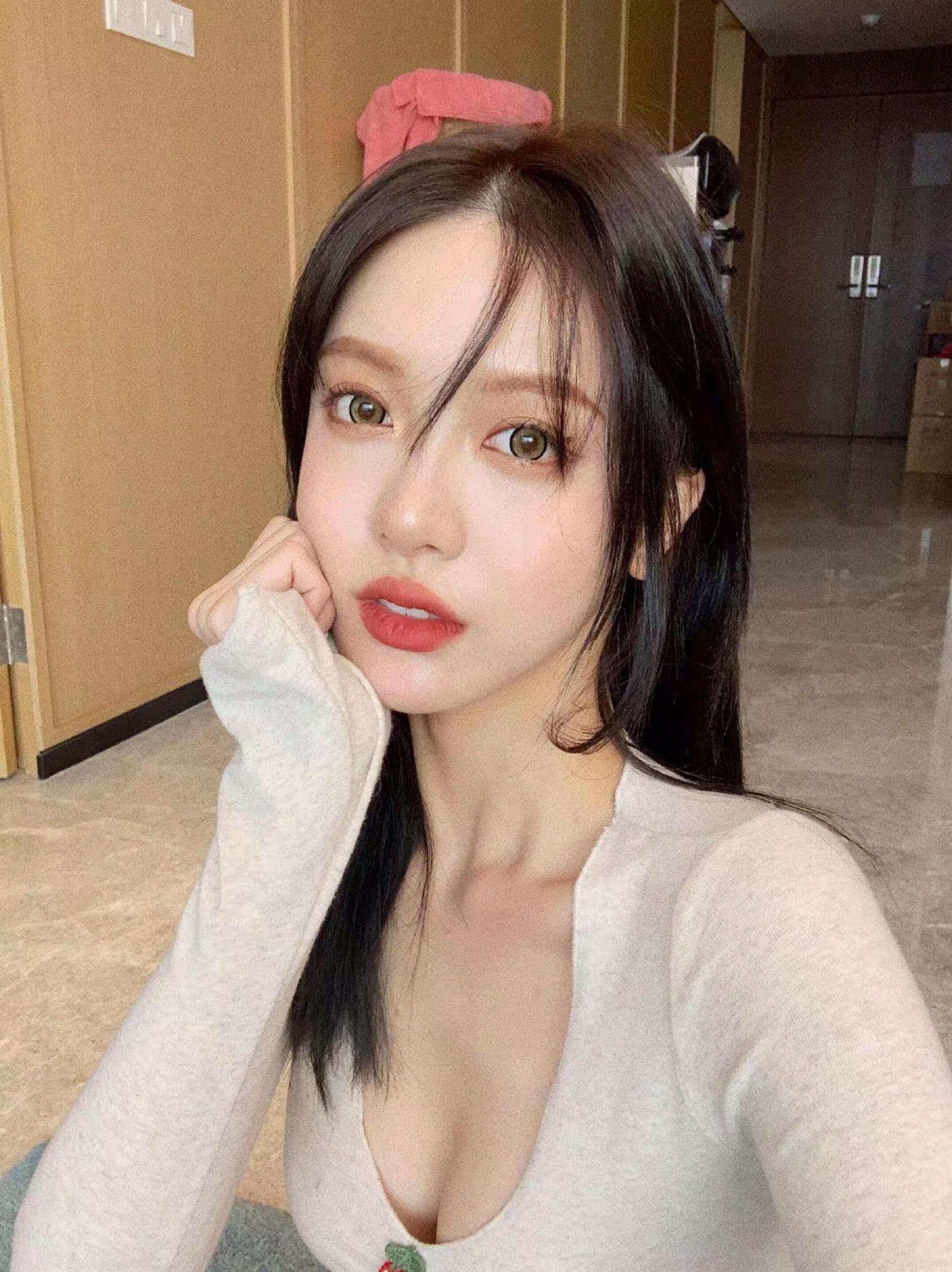 ins风性感v领长袖樱桃刺绣女t恤 奥颜美T恤