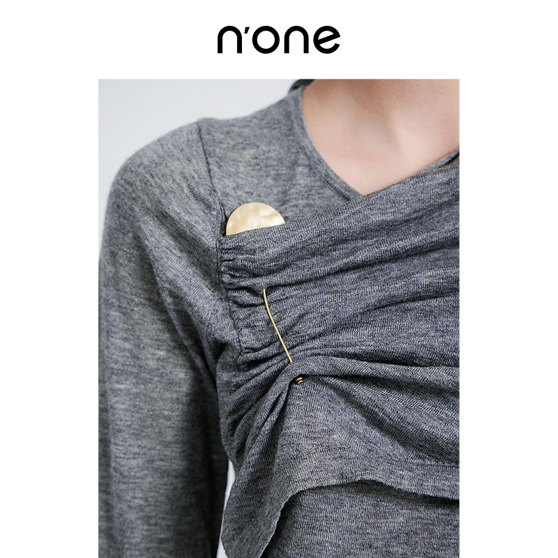 none 灰色假两件毛衣女2025新款披肩式抽褶宽松舒适长袖上衣 - 图2