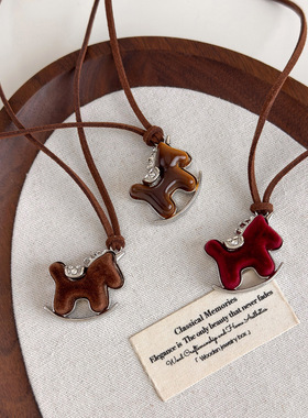 本命年红色植绒小马长款毛衣链