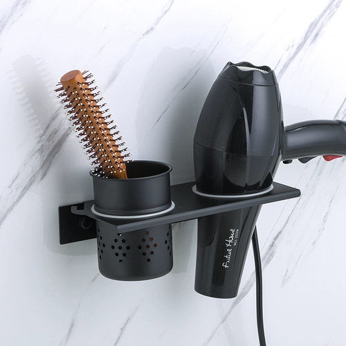 Сломанные окна, стойки на стене ванной комнаты, фен, ванная комната туалета.