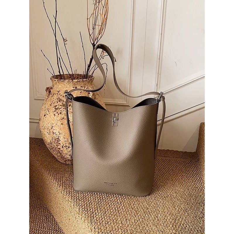 专柜品牌复古高颜值腋下包通勤包包女2025秋冬新款简约大容量水桶,淘宝优惠券,粉丝福利购,淘宝优惠卷