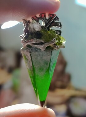 “​我欣赏着参天大树，却忽略它精致的纹理。” 留念