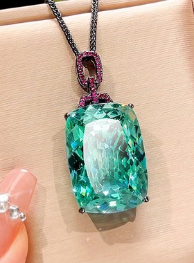 新款铜镀枪黑色仿绿碧玺吊坠轻奢项链女仿彩宝镶钻方形挂坠锁骨链