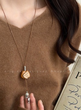 可爱木质小马元宝吊坠项链女小众独特设计蜡绳咖啡豆毛衣链配饰品