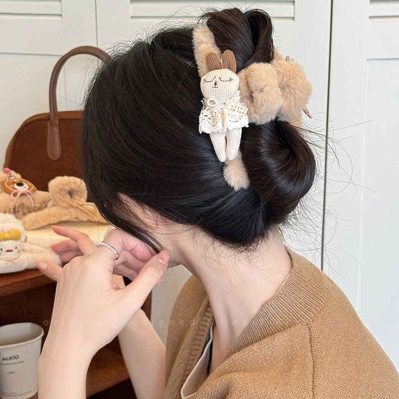 可爱小熊毛绒抓夹女后脑勺盘发半扎发鲨鱼夹日常外出百搭秋冬头饰,淘宝优惠券,粉丝福利购,淘宝优惠卷