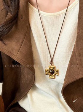 爱心虎眼石十字架吊坠项链女小众高级感长款毛衣链秋冬挂脖配饰品