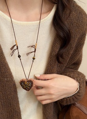 咖色毛绒爱心吊坠编绳项链女秋冬美拉德气质长款毛衣链高级感配饰
