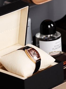 现代简约样板房衣帽间套装软装衣柜卡其帽项链香水手表眼镜道具