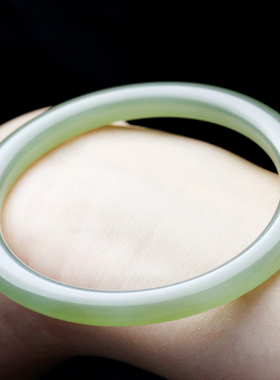 四通新疆和田玉手镯子湖水绿玉镯