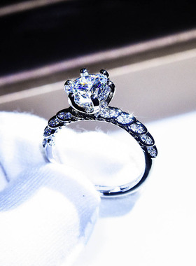 仿D色莫桑石女神的嫁衣镀pt950闺蜜款活口高碳钻戒指