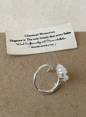 小众冰透白色树脂花朵戒指女高级感个性时尚气质百搭通勤指环戒子