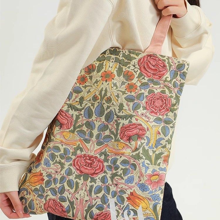 VA博物馆 莫里斯系列草莓小偷印花手提斜挎帆布包通勤设计