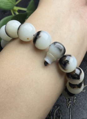 新疆和田玉聚宝盆手串颗颗三色黑红皮手链 羊脂白玉玉质细腻特色