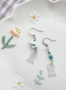RUKIA可爱蓝色白色串珠小鱼耳环个性不对称少女精致童趣贝母耳钩