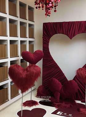 情人节心形展板毛绒爱心商场打卡爱心混装镂空板店铺商品背景墙