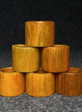 古玩旧藏大清乾隆御制刺绣收藏盒内藏牛骨扳指一套收藏