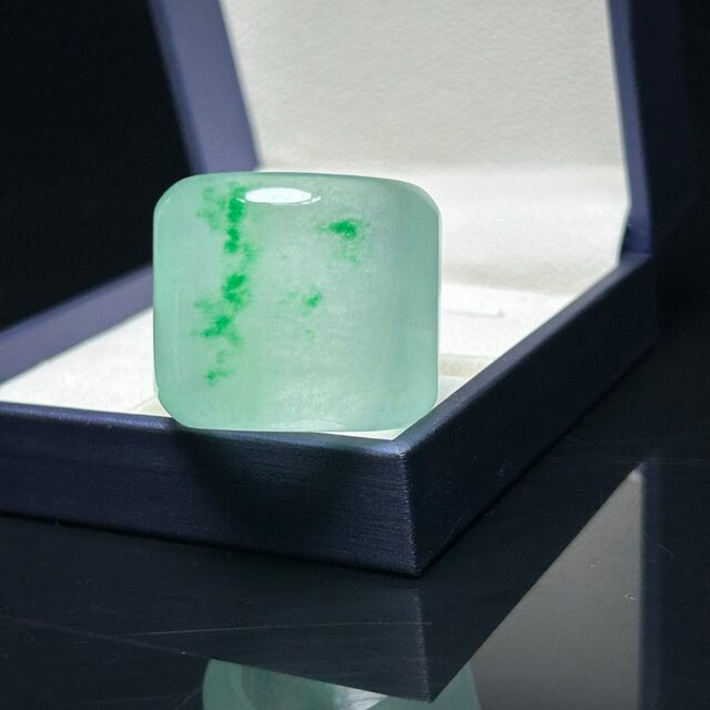 Antiques and miscellaneous collections, emerald-colored jade rings, plate finger, ice type, all-green saddle ring, men's and women's jade finger ring