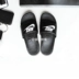 NIKE Benassi đàn ông lớn chữ đen LOGO và phụ nữ Nike 312618-011 dép - Dép thể thao