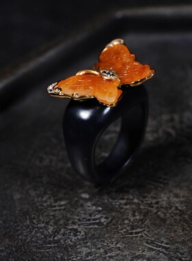 「石上嵌石系列」红皮籽料蝴蝶戒指 | 色老熟·柔润油·娇巧沉稳