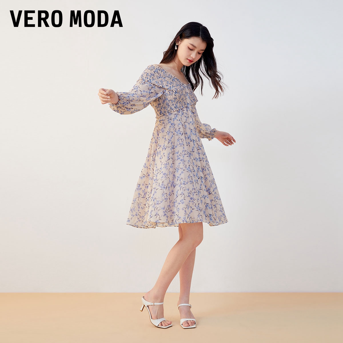 Vero Moda连衣裙2023秋冬新款肌理感碎花短裙A字V领收腰公主度假