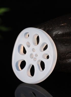 白玉髓镂空雕刻玛瑙挂件吊坠