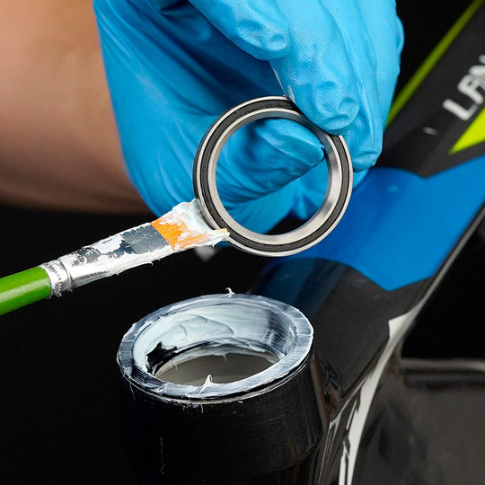 Ceramic interface grease removes noise and water resistance for bicycle assembly
