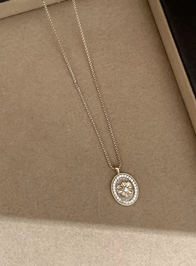 中古咖啡金浮雕花朵圆牌项链