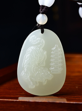 2026年天然和田玉吊坠瑞虎保泰属猪吉祥物挂件玉坠男女款项链玉佩