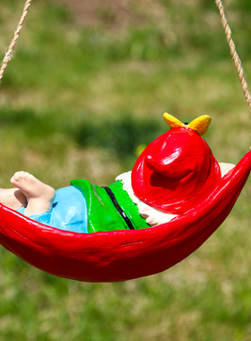 在秋千上酣睡着的小矮人精灵