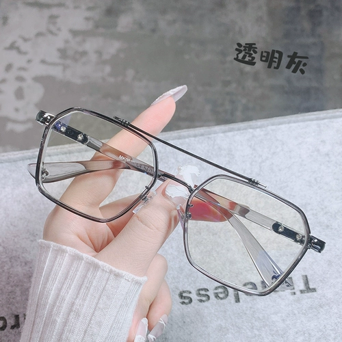 Ошибки с двойным ретро -двойным пулемом могут быть оснащены определенной степенью прилива мужского прилива, красивым большим лицом, широкой рамкой глаз, самкой