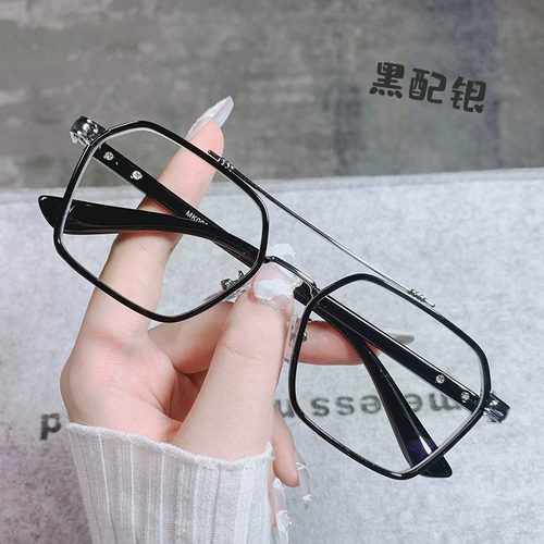 Ошибки с двойным ретро -двойным пулемом могут быть оснащены определенной степенью прилива мужского прилива, красивым большим лицом, широкой рамкой глаз, самкой