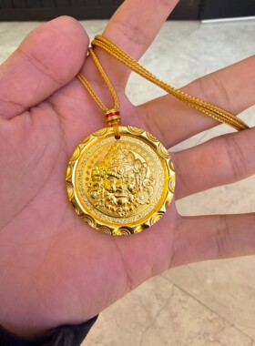 黄财神平替吊坠男女通用款圆牌招财纳福爆款实心毛衣链吉言沙金