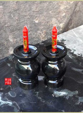 雕刻寺庙摆放蜡烛台