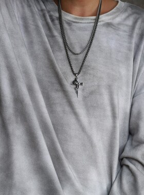 ins港风荆棘玫瑰十字架男士项链个性吊坠钛钢挂链朋克高街嘻哈潮