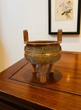 云南斑铜饕餮圆鼎