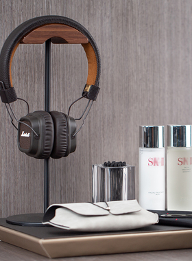 衣帽间样板间梳妆台化妆品摆件