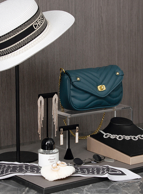 轻奢样板衣帽间摆设化妆品组合