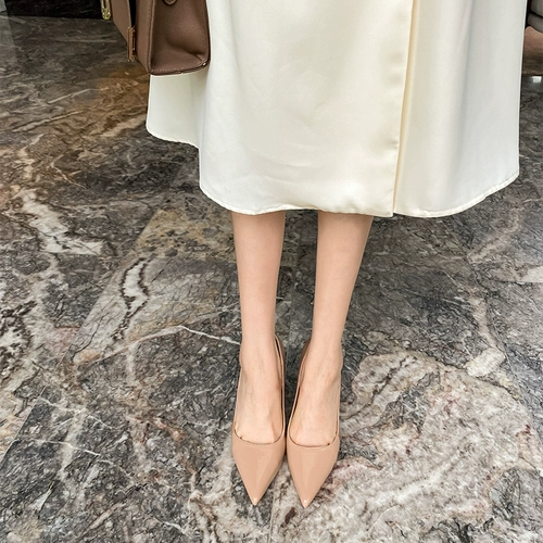 Небольшая дизайнерская нюдовая белая обувь на высоком каблуке с заостренным носом, тренд сезона, городской стиль