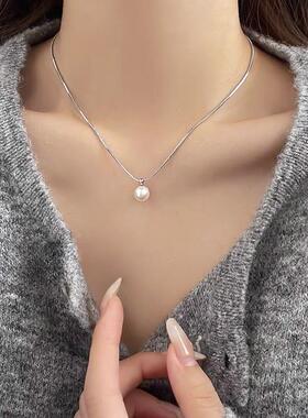 A simple-air titanium pearl necklace with a light, luxurious