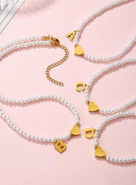 The 26th-letter pearl necklace girl.
