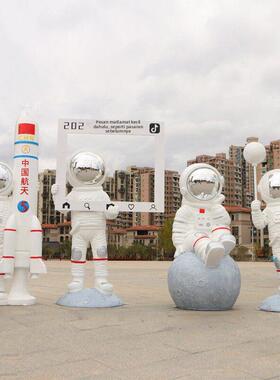 太空人宇航员创意航天火箭模型户外玻璃钢雕塑网红打卡落地大摆件