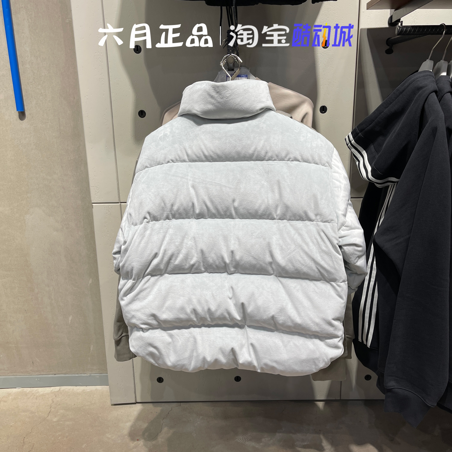 阿迪达斯三叶草女双面穿灯芯绒外套连帽保暖羽绒服 IU4835 IU4836-图1