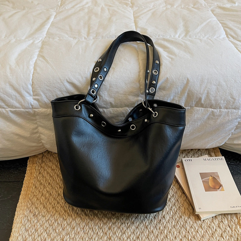 大容量朋克机车包铆钉通勤托特包2026新款复古时尚手提单肩水桶包,淘宝优惠券,粉丝福利购,淘宝优惠卷