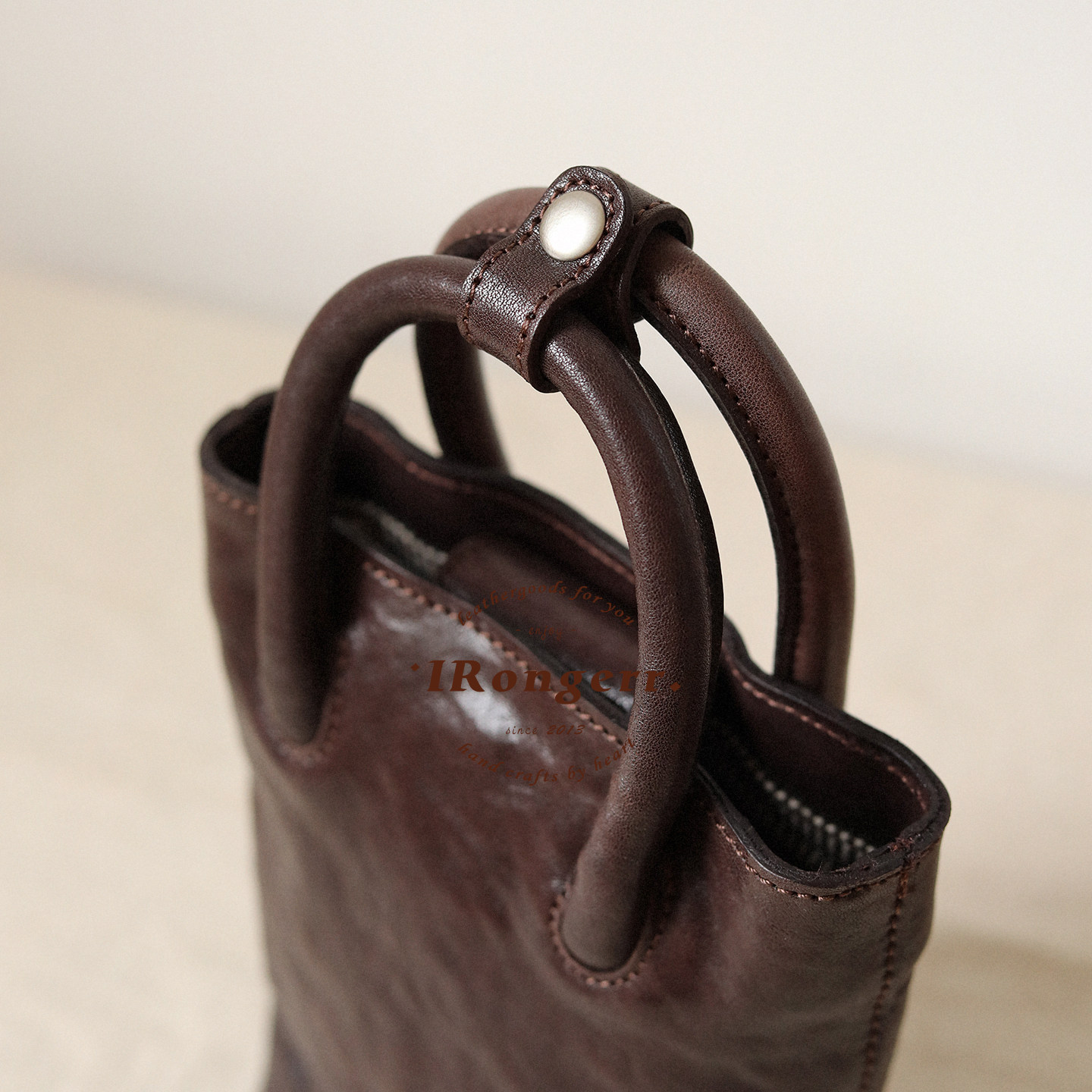 荣轻复古头层牛皮水桶包水晶植鞣皮迷你手提包小众简约斜挎手机包,淘宝优惠券,粉丝福利购,淘宝优惠卷